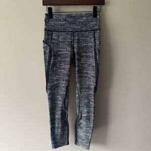 LULULEMON Pace perfect 7/8 Highrise leggings in air time black white Size 6
